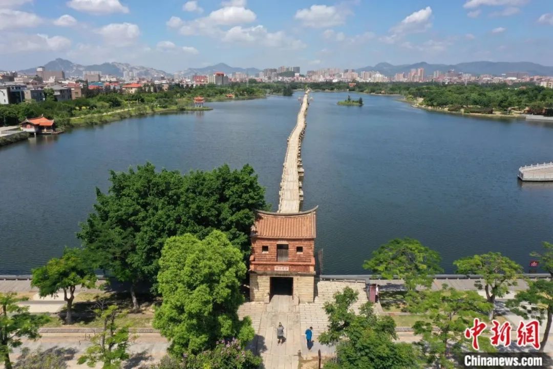 安平桥是中国现存最长的跨海梁式石桥.中新社记者 王东明 摄