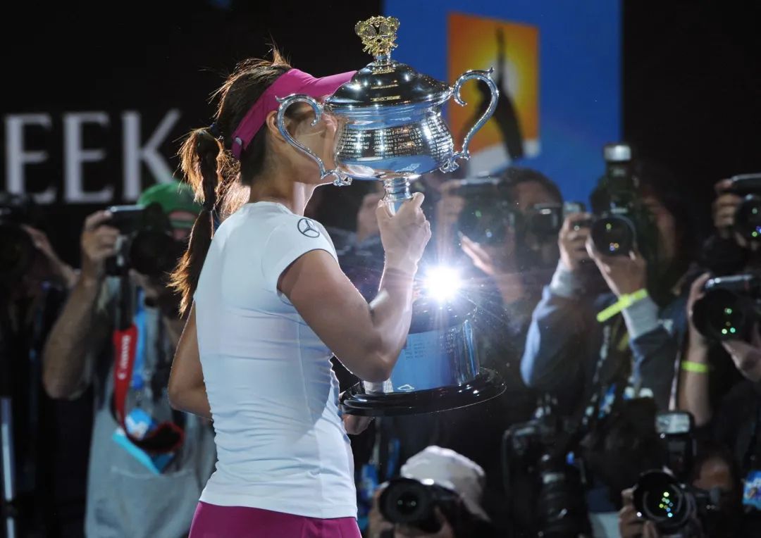 2014年1月25日,三进澳网女单决赛的李娜拿到生涯第2座大满贯冠军