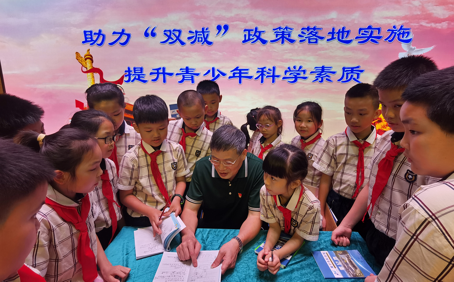 蒙科祺深入学校指导学生进行科技创新设计.受访者供图