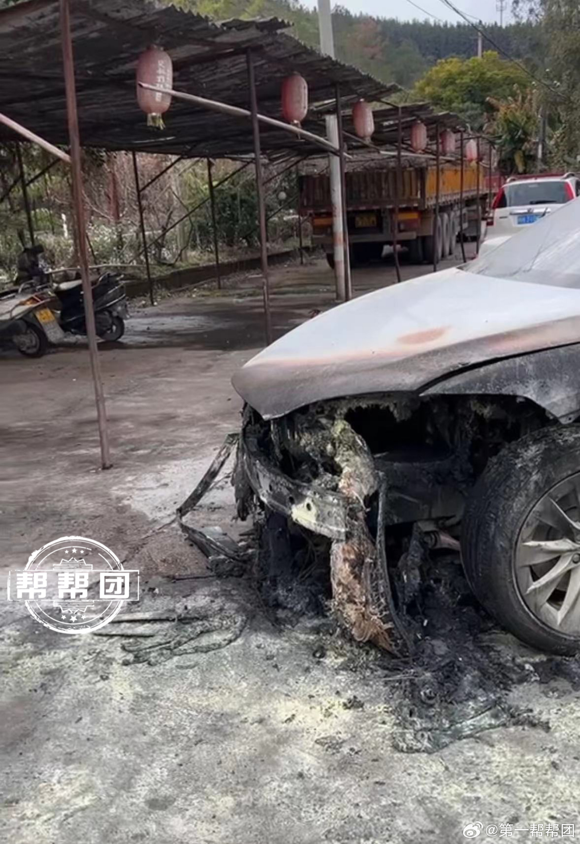 特斯拉突然着火,车主现场嚎啕:18年驾龄,第一次遇到这种事
