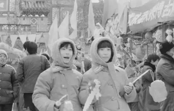 90年代初厂甸庙会手提灯笼的小姑娘