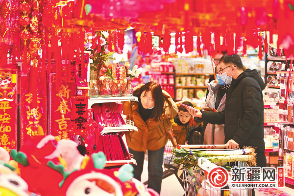 1月28日，在好家乡超市（鲤鱼山路店），市民在选购新年红包。（全媒体记者迪丽娜尔·加力肯 实习记者雷婷摄）