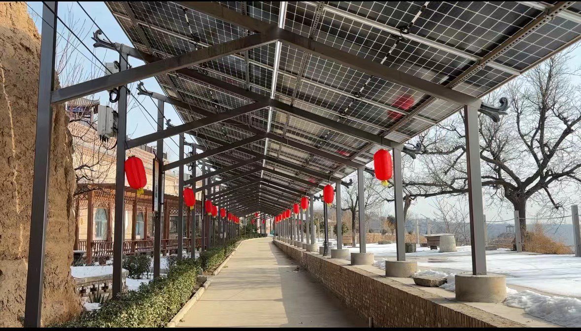 山西省运城市芮城县庄上村建设的光伏廊道.科技日报记者 韩荣 摄