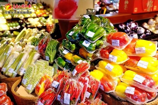 　　乌鲁木齐各大商超陆续上新年货商品，蔬菜、水果等生鲜商品销量走高。记者郭玲摄