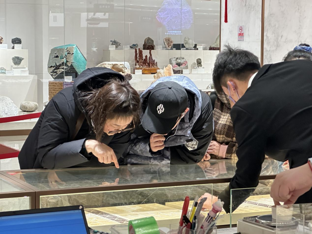 新春走基层 | 新年戴新珠宝 龙年转运珠热度高