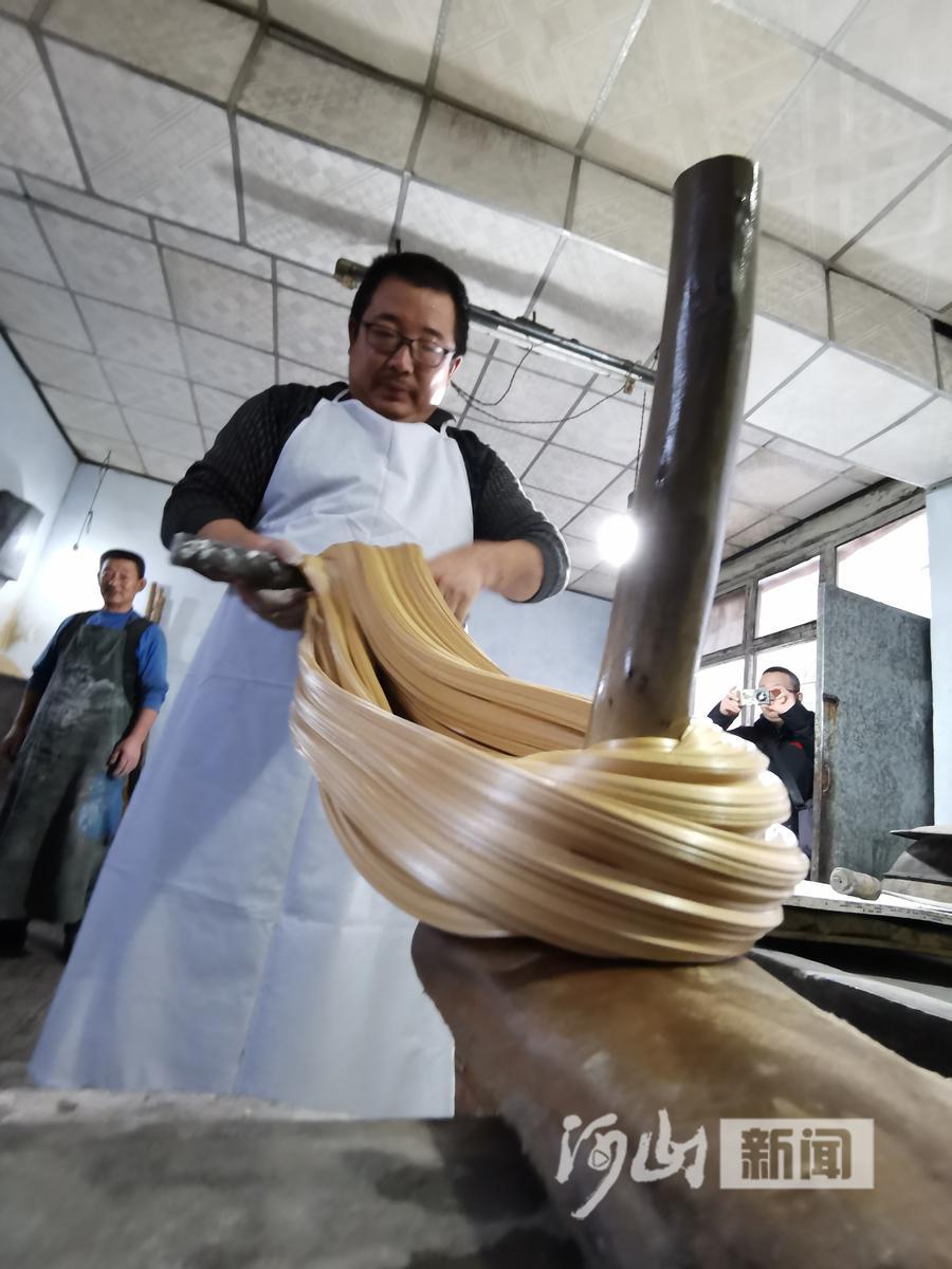 制作麻糖是桩体力活&nbsp; 李宇星 摄