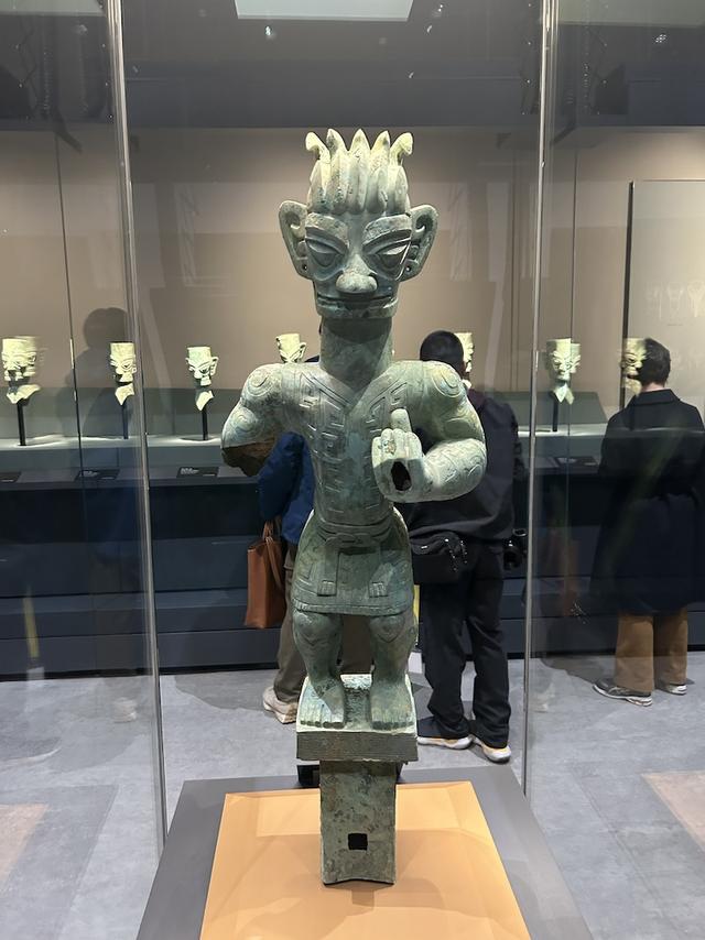 现场|上博东馆首展抢先看:三星堆金面具,小立人就位