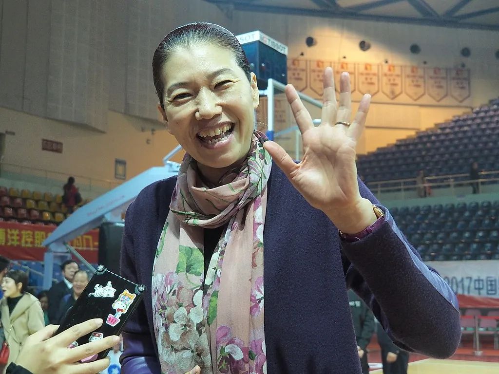 展淑萍是中国女篮的功勋球员和教练。