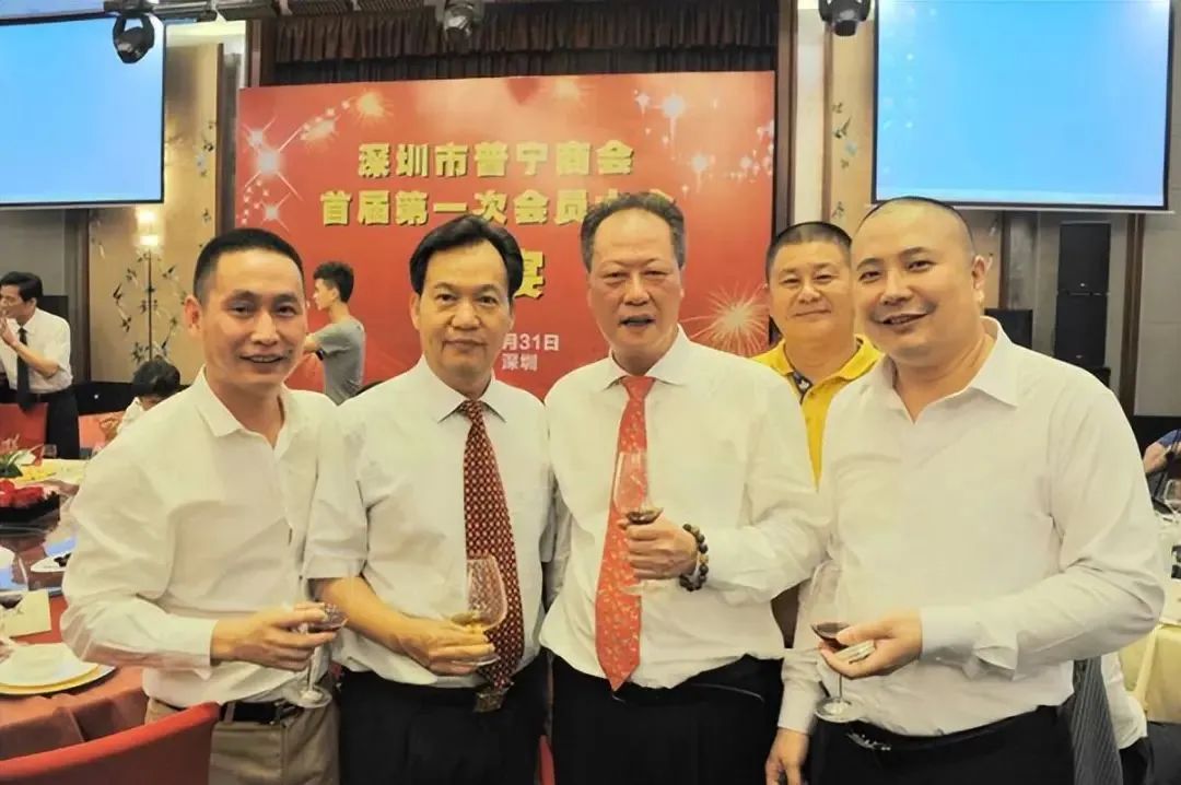 黄楚龙(左三)图源:创业新观察