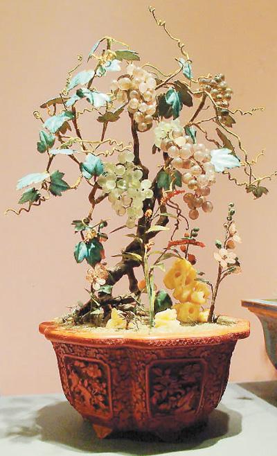 清代玉石葡萄枝剔红花卉纹盆景,故宫博物院藏.杜建坡 摄