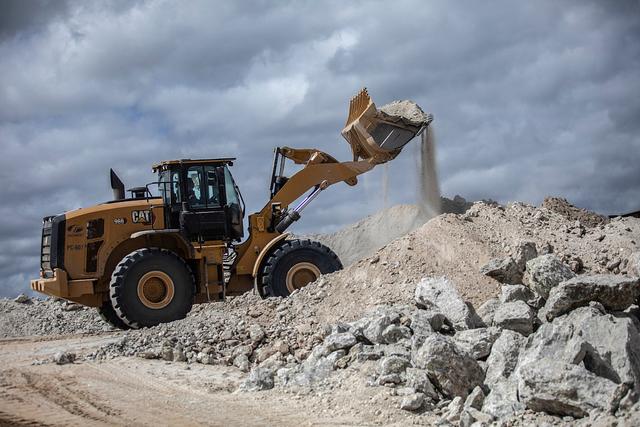 当地时间2023年6月14日，巴西伊廷加，推土机整理搬运锂矿石。