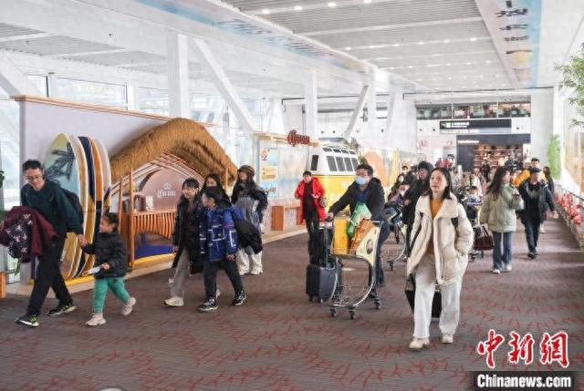 1月28日，旅客在厦门高崎国际机场出行。记者 贾天勇 摄