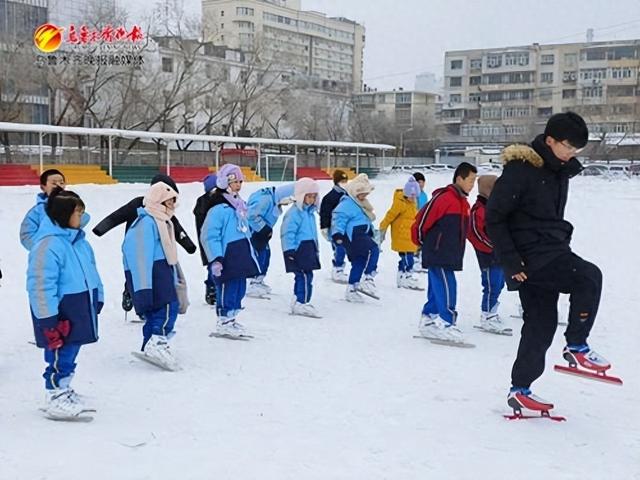 乌鲁木齐部分学校开放校内冰场 学生滑冰竞速忙_新浪财经_新浪网