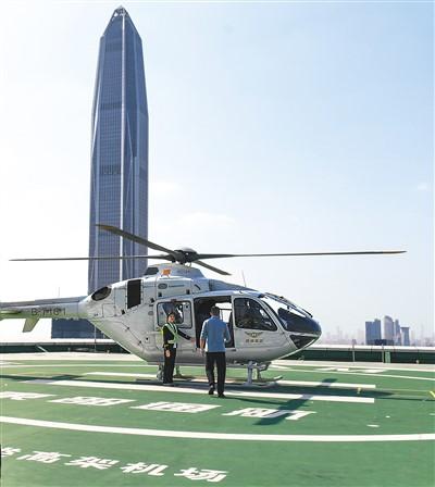 乘客在广东省深圳市福田cbd(中央商务区)的大中华直升机场登机