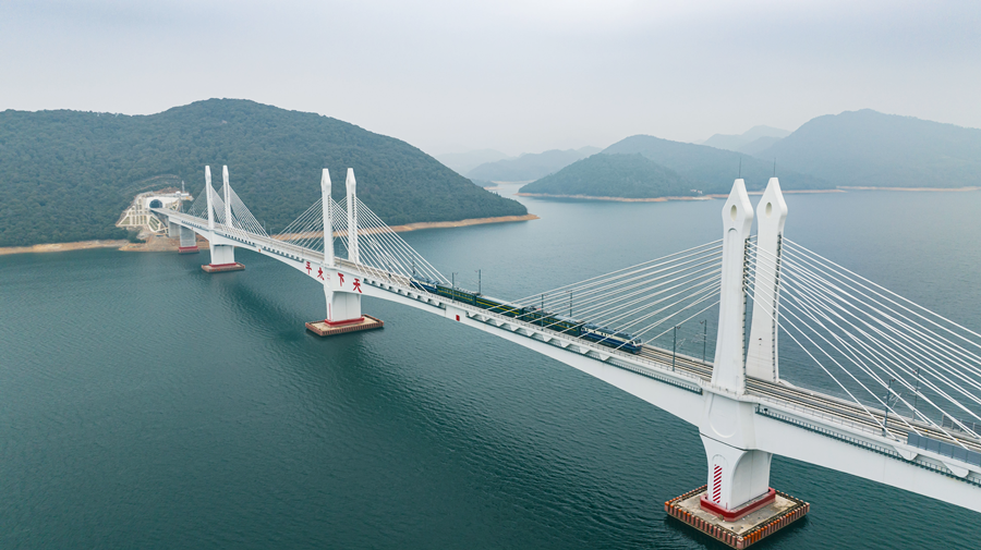 1月15日,检测列车行驶在池黄高铁太平湖特大桥上(无人机照片).