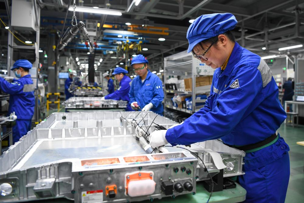 时代动力电池系统有限公司,工人在车间进行电池生产(2023年2月16日摄)