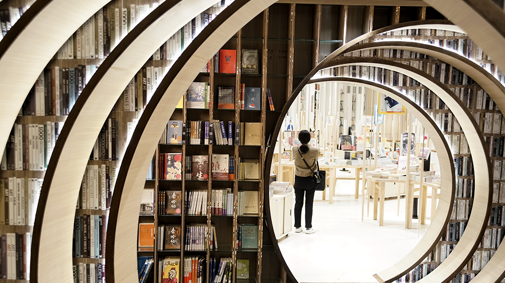 2023年4月21日,读者在北京市西单商业街一家书店内购书.新华社 资料图