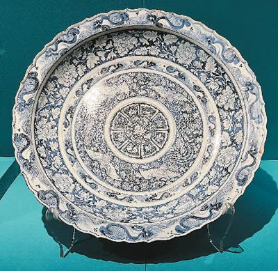 元代凤穿花纹青花盘,伊朗阿德比尔神庙藏.记者 邹雅婷 摄