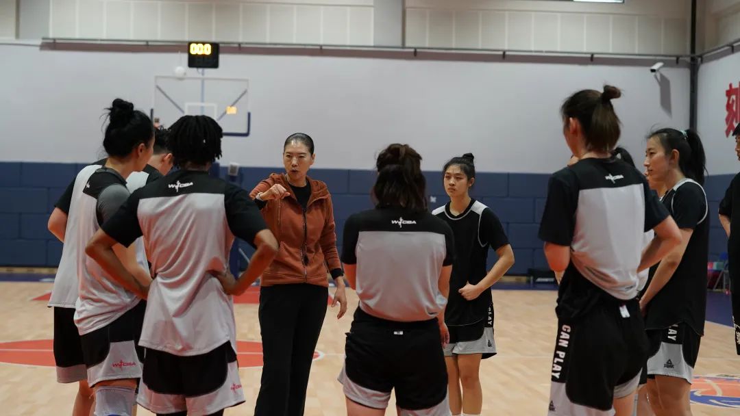展淑萍教练指导上海女篮训练。