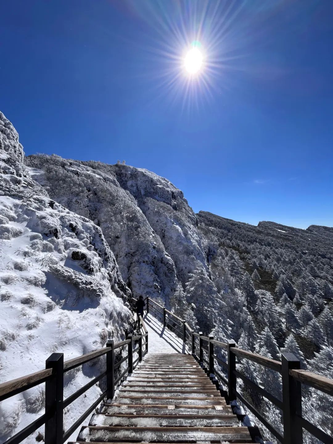 突发!2名游客贸然进入昆明轿子山冰湖,不料冰面突然碎裂