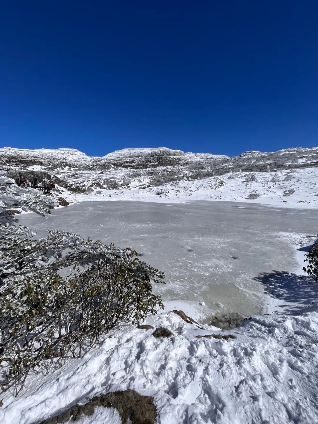 视频博主@云南阿政:"连续下了几天雪,湖面已经结冰了,但不是很厚,冰面