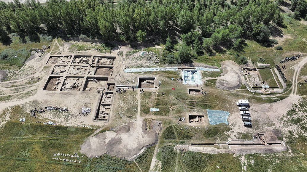 内蒙古巴林左旗辽上京皇城南部建筑遗址院落二发掘现场(资料照片).