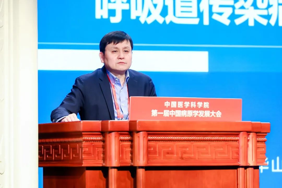 复旦大学附属华山医院张文宏教授作题为《从大流行到地方性流行:呼吸