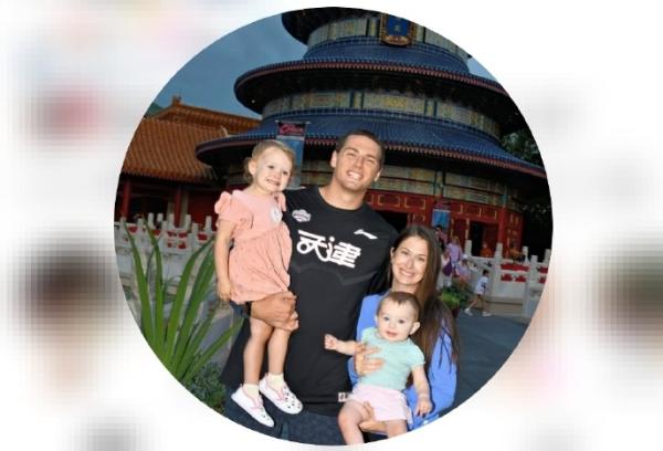 大卫·詹姆斯的社交媒体头像是身穿天津男篮T恤在中国的合影。