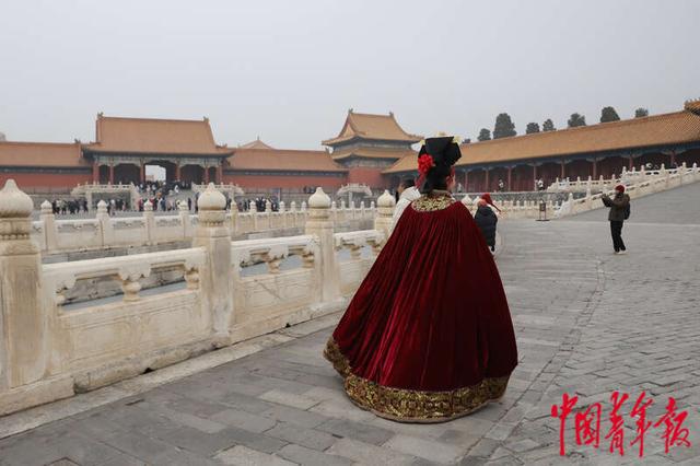 1月30日,北京故宫博物院,一名身着古装的游客.