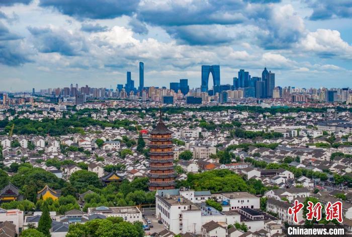 资料图：苏州古城近处的北寺塔与远处的现代楼宇相呼应。 泱波 摄