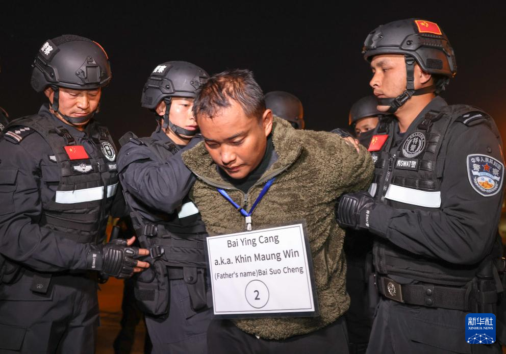 1月30日,在缅甸内比都国际机场,缅甸警方依法向我公安机关移交缅北
