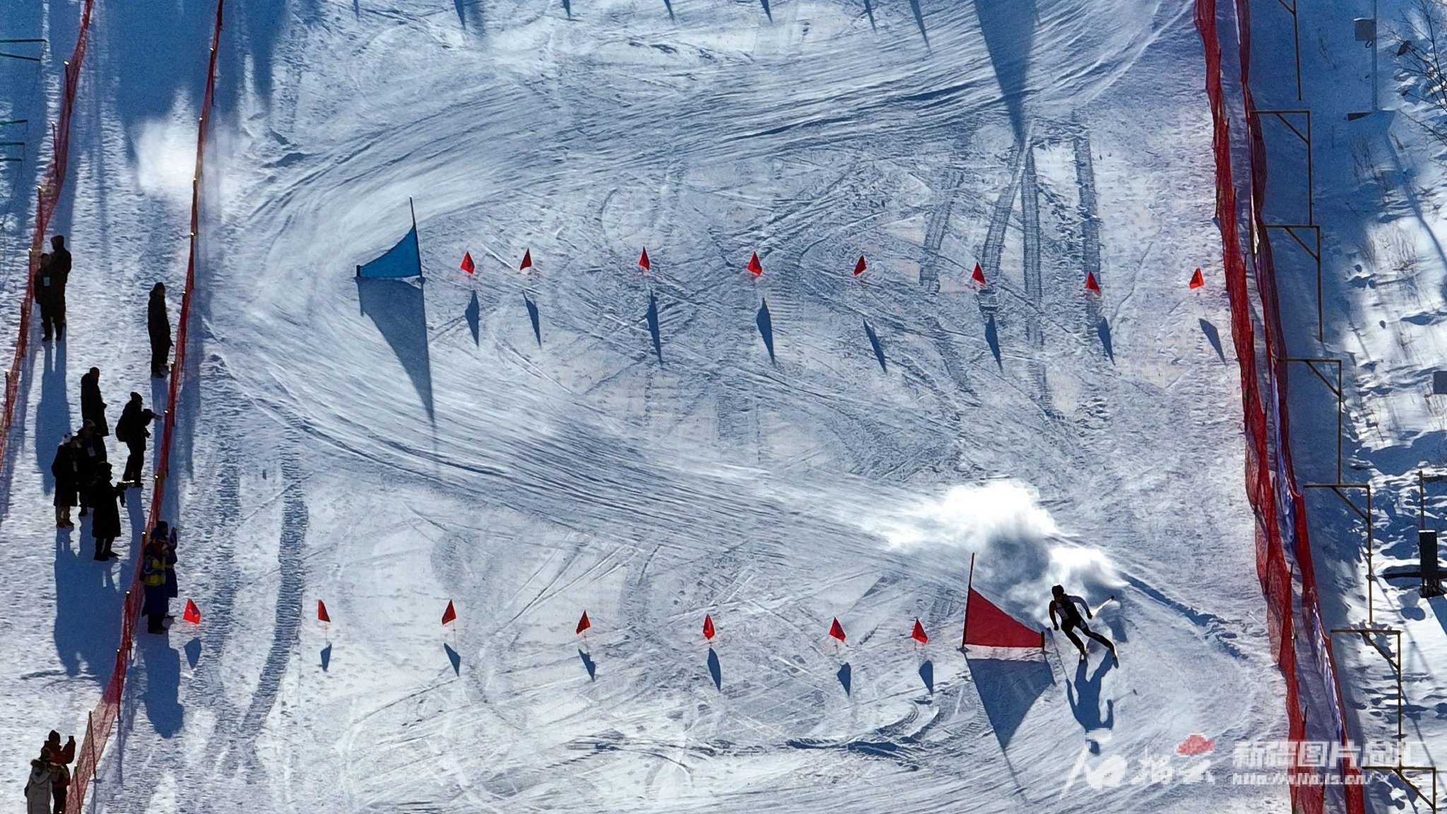 1月30日在金龙山滑雪场拍摄的滑雪登山公开组短距离比赛现场.