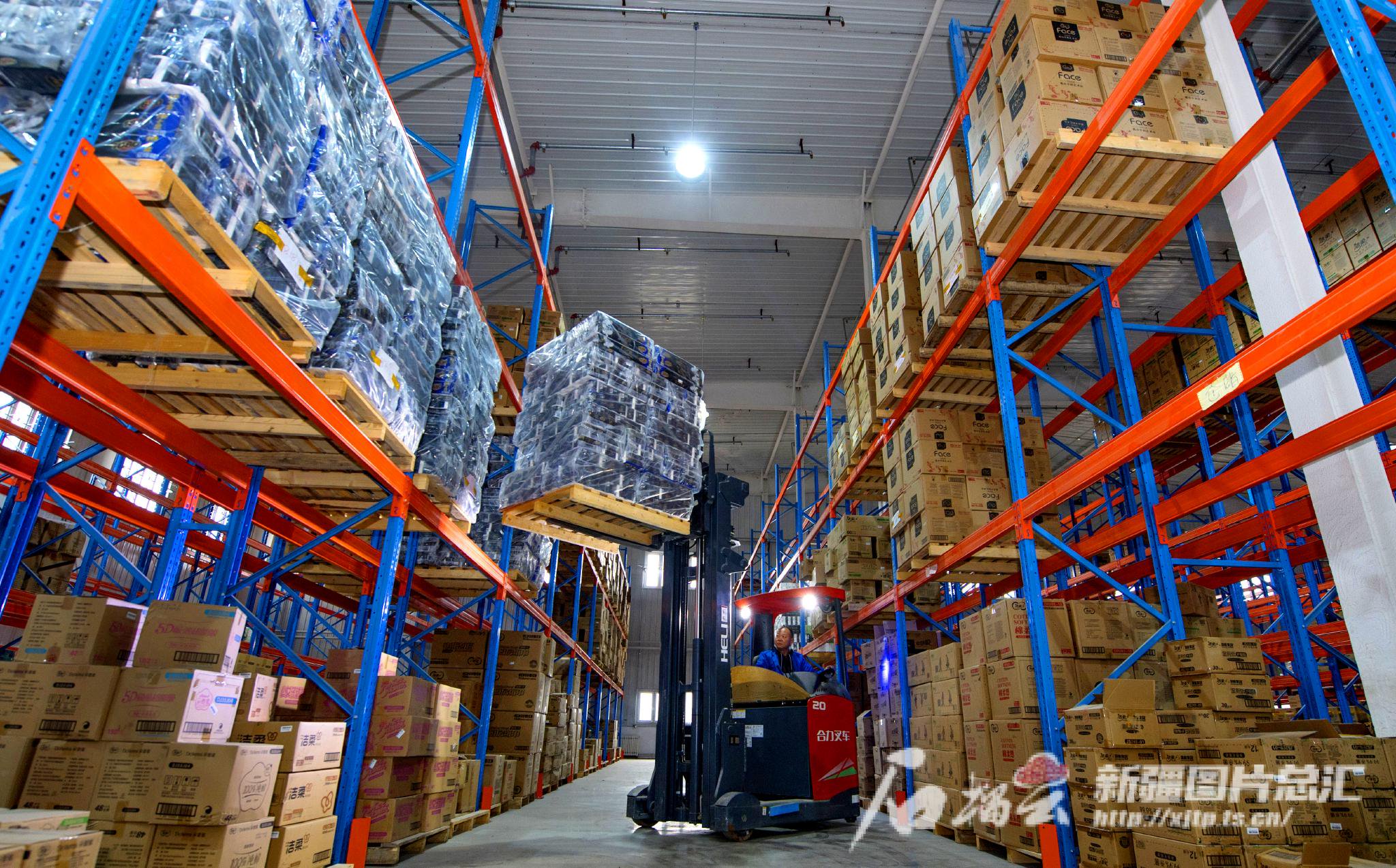 新疆(昌吉)亚欧国际物流园的新疆华洋三好仓储有限公司仓库搬运货物