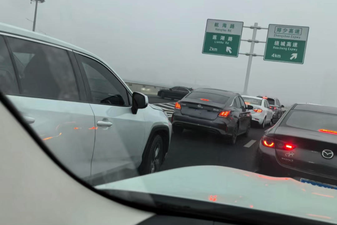 周先生在高速路上遇上堵车 受访者供图&nbsp