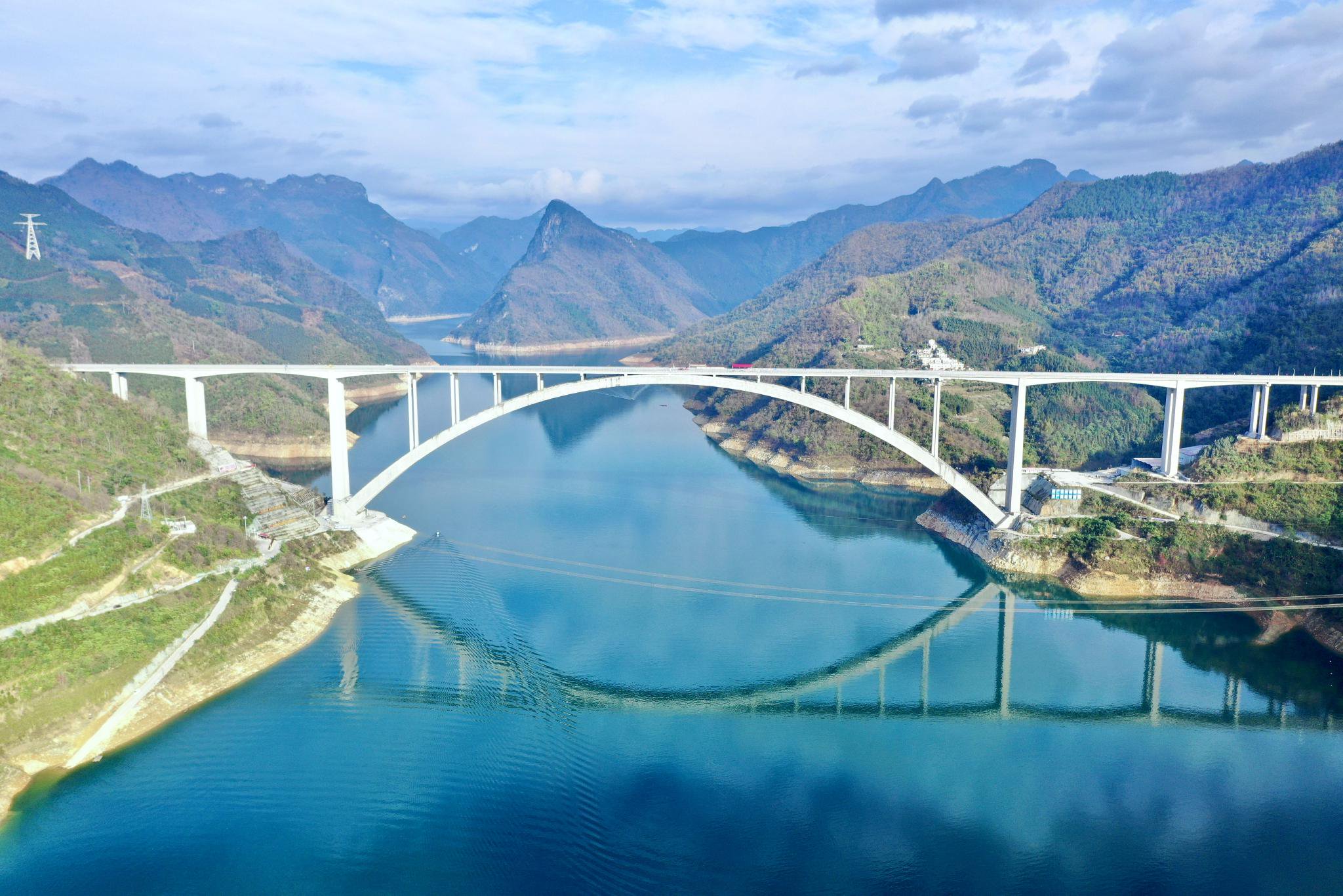 天峨龙滩特大桥全景图.广西路桥工程集团有限公司供图