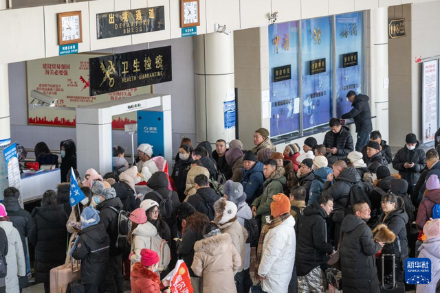 新华社记者 谢剑飞 摄民众出境游热情高,多地的出入境大厅也陆续迎来