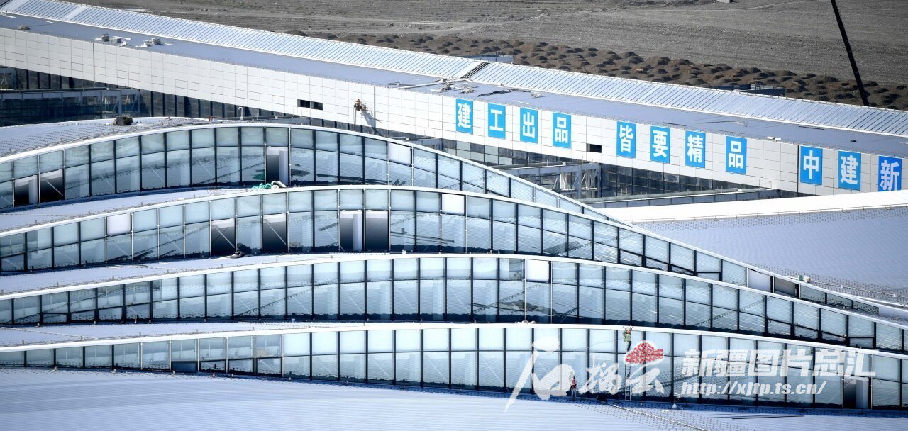 2023年9月6日,工程技术人员在乌鲁木齐机场改扩建工程t4航站楼施工