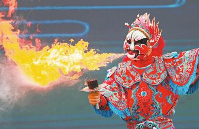 1月22日,剑阁县活动现场,川剧演员表演喷火.