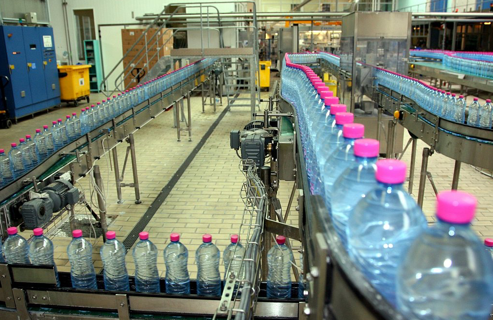 法国,雀巢公司瓶装水生产线.图源:视觉中国