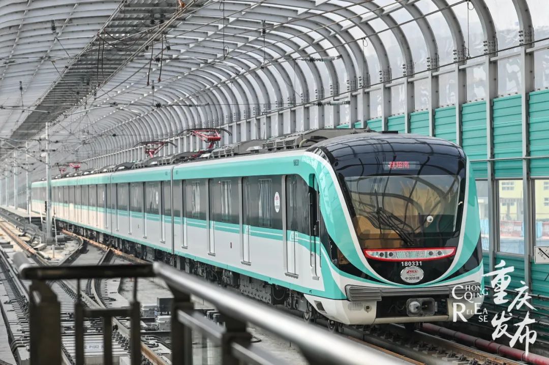 重庆轨道交通18号线列车.邹乐 摄