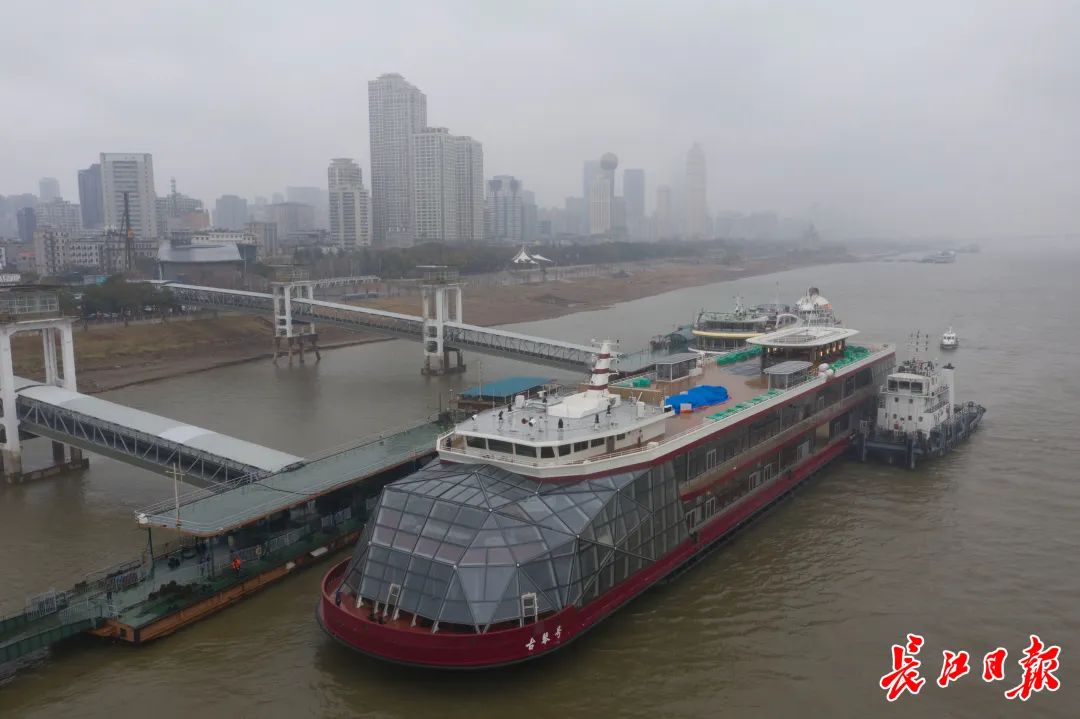这一天起,不仅期待已久的市民游客可以与它亲密接触,更宣告着武汉长江