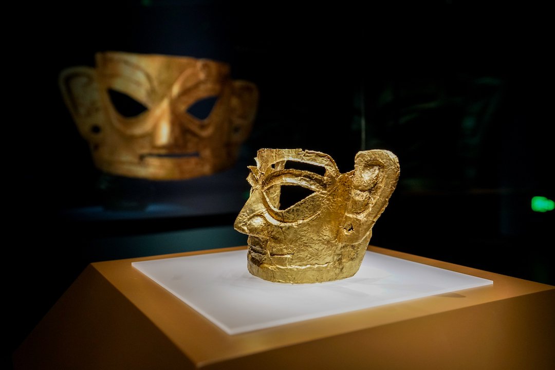 三星堆遗址四号祭祀坑出土的青铜长发跪坐人像和金沙遗址祭祀区出土的