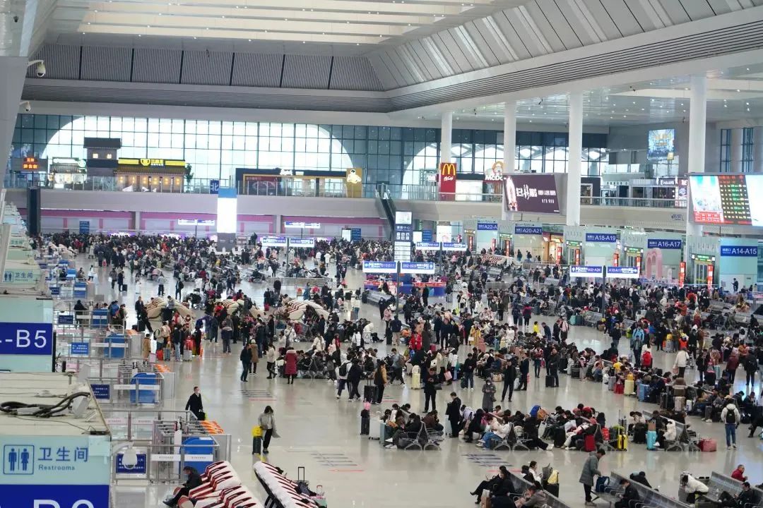 旅客在南宁东站候车.图源南宁铁路