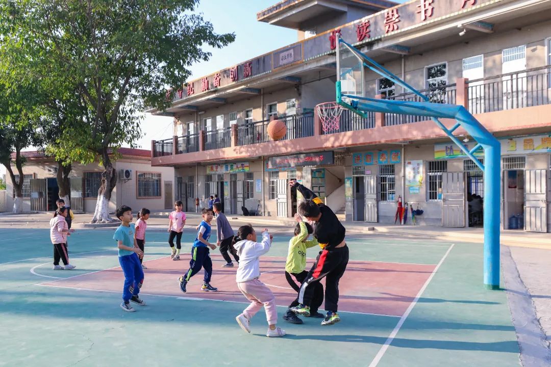 白土小学学生们在课余时间在篮球场上尽情运动,挥洒汗水.