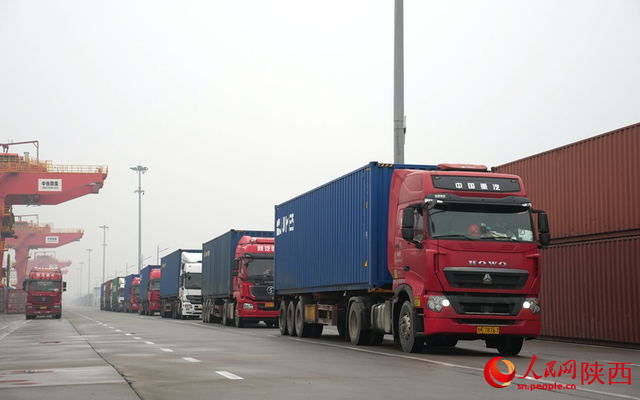 西安国际港站内,集装箱整齐排列.