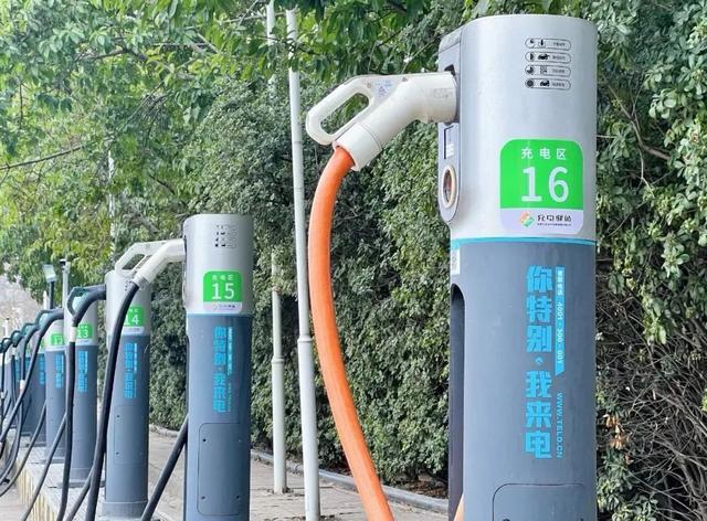 新浪汽车>汽车看点>自媒体>正文>据介绍,这些"共享充电桩"支持轿车