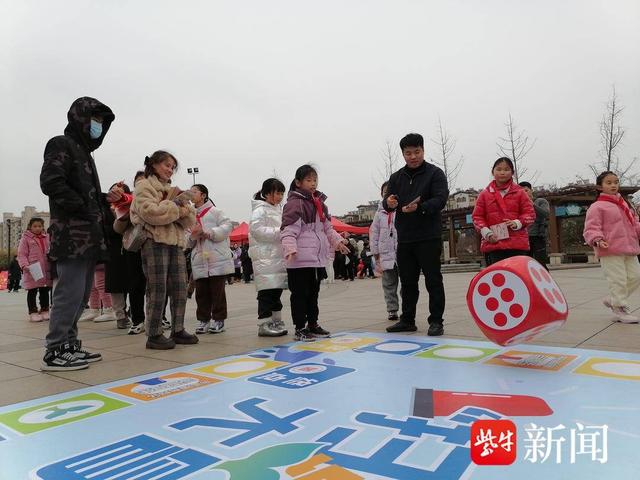 孩子们参与"扫黄打非"互动游戏.张建波 摄