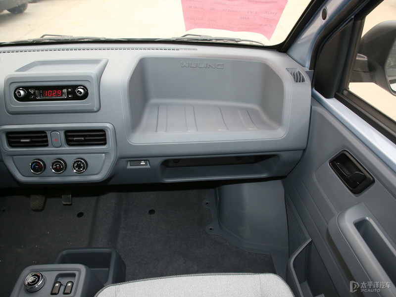 英寸中控屏 全系标配abs ebd内饰传统注重实用性五菱扬光不仅仅空间大