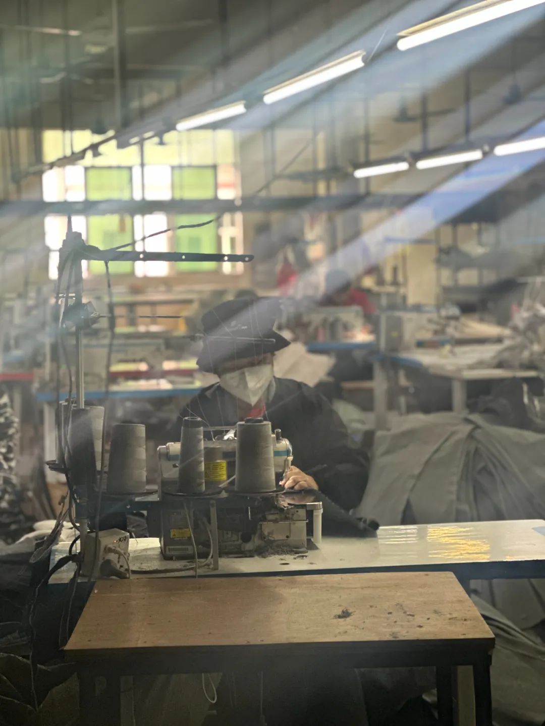 在shein的供应商工厂内,工人正在车缝布料