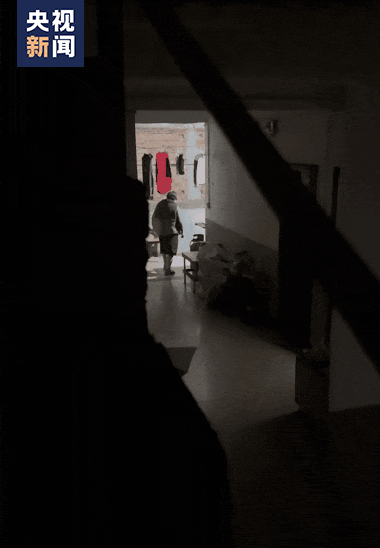 △妈妈在厨房忙着准备晚饭